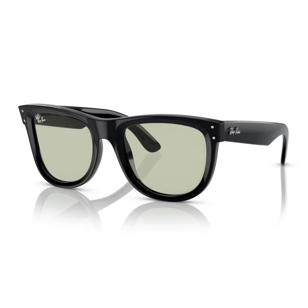 Ray-Ban Wayfarer sunglasses for men & Women with premium UV protection and a modern look—shop the best shades sunglasses online at Optorium.