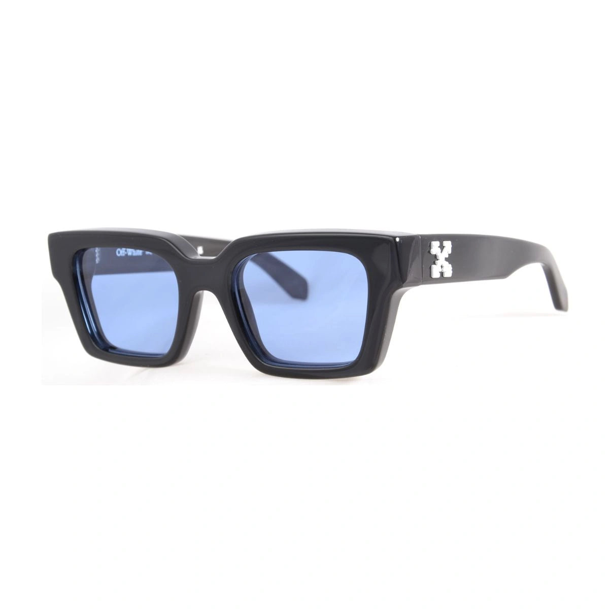Featuring Off-White OW1022 1037 unisex sunglasses with light-blue lenses